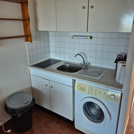 Acropole, 4 Personnes Au Pied De La