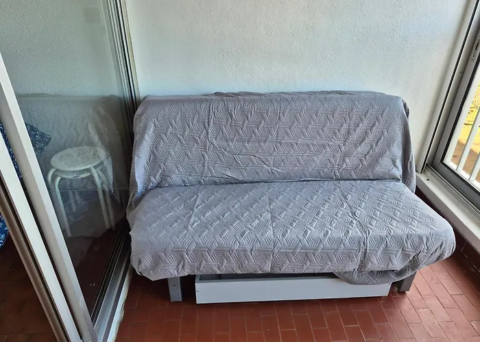 Acropole, 4 Personnes Au Pied De La