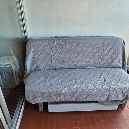 Acropole, 4 Personnes Au Pied De La