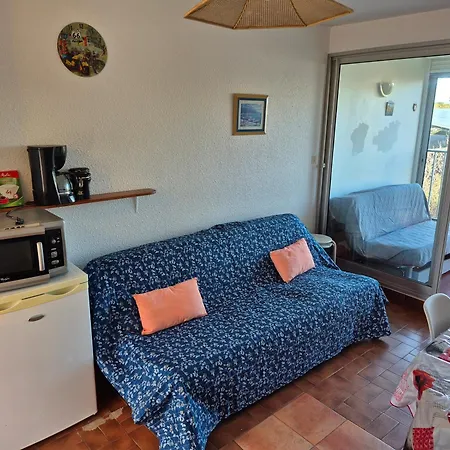 Acropole, 4 Personnes Au Pied De La