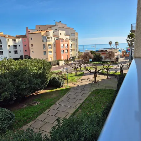 Acropole, 4 Personnes Au Pied De La