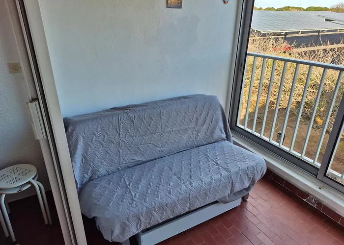 Acropole, 4 Personnes Au Pied De La *