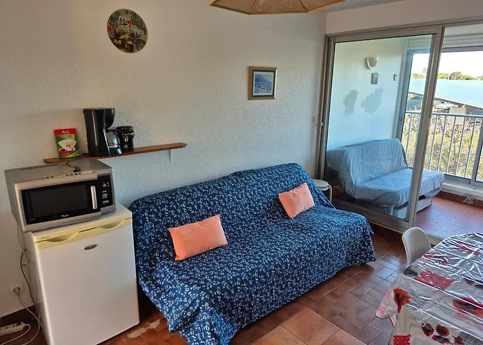 Acropole, 4 Personnes Au Pied De La