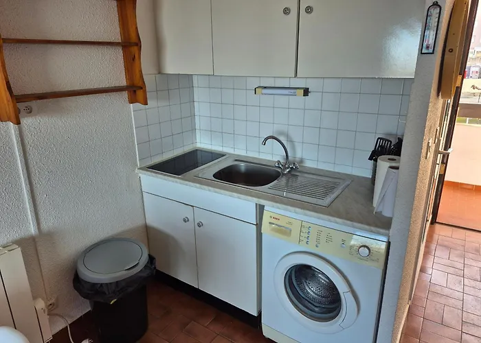 Acropole, 4 Personnes Au Pied De La