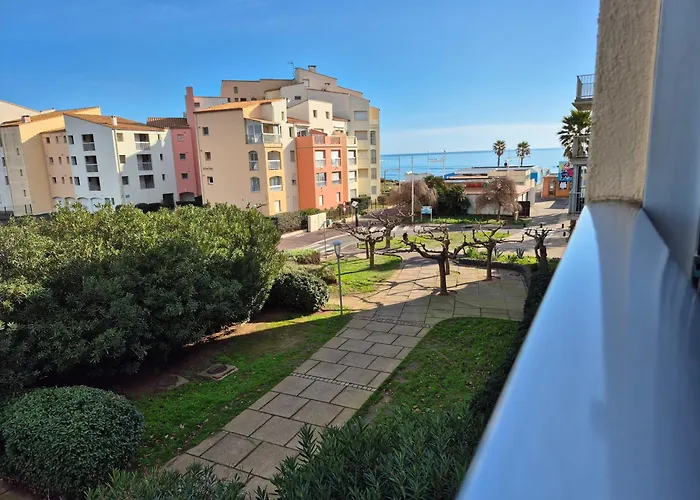 Acropole, 4 Personnes Au Pied De La